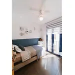 Apartment Spaces Deluxe Apartment- 3 Bedroom, 2 Bathroom, Next To Beach, Sleeps 6 *