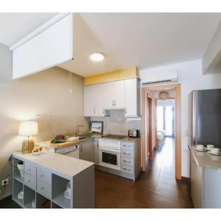 Spaces Deluxe Apartment- 3 Bedroom, 2 Bathroom, Next To Beach, Sleeps 6 Apartman