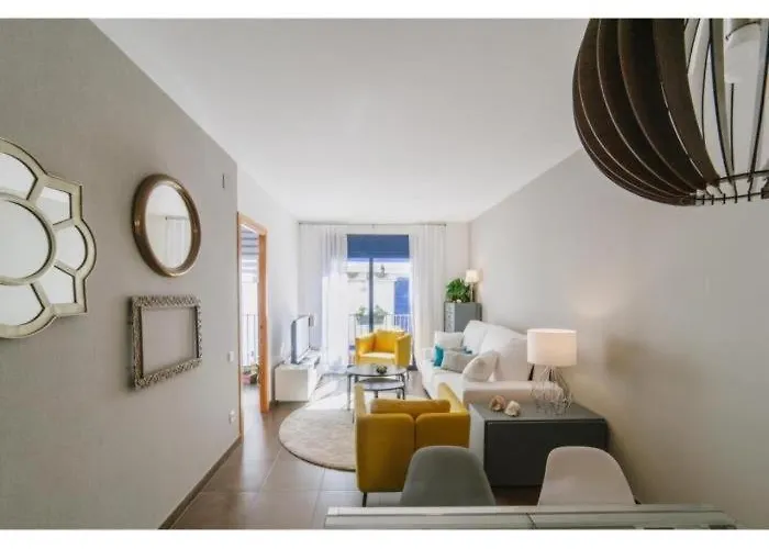 Daire Spaces Deluxe Apartment- 3 Bedroom, 2 Bathroom, Next To Beach, Sleeps 6 Sitges