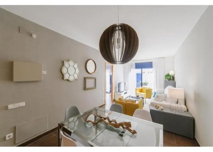 Spaces Deluxe Apartment- 3 Bedroom, 2 Bathroom, Next To Beach, Sleeps 6 *